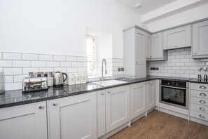 Refrigerador con freezer, microondas, horno, utensilios de cocina