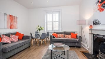 Deluxe Apartment | Living area | Flat-screen TV