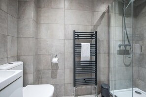 Deluxe appartement | Badkamer | Gratis toiletartikelen, een haardroger, handdoeken