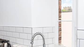 Deluxe Apartment | Private kitchen | Full-sized fridge, microwave, oven, cookware/dishes/utensils