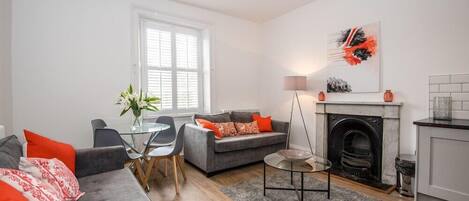 Leilighet – deluxe | Oppholdsområde | Flatskjerm-TV