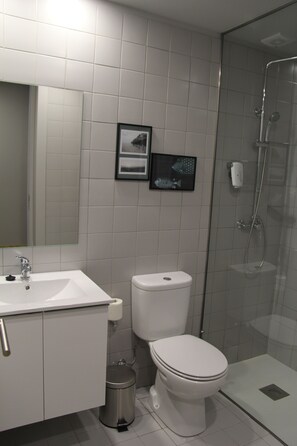 Standard Quadruple Room | Bathroom | Shower, towels - StayInn City - Póvoa de Varzim (Povoa De Varzim)