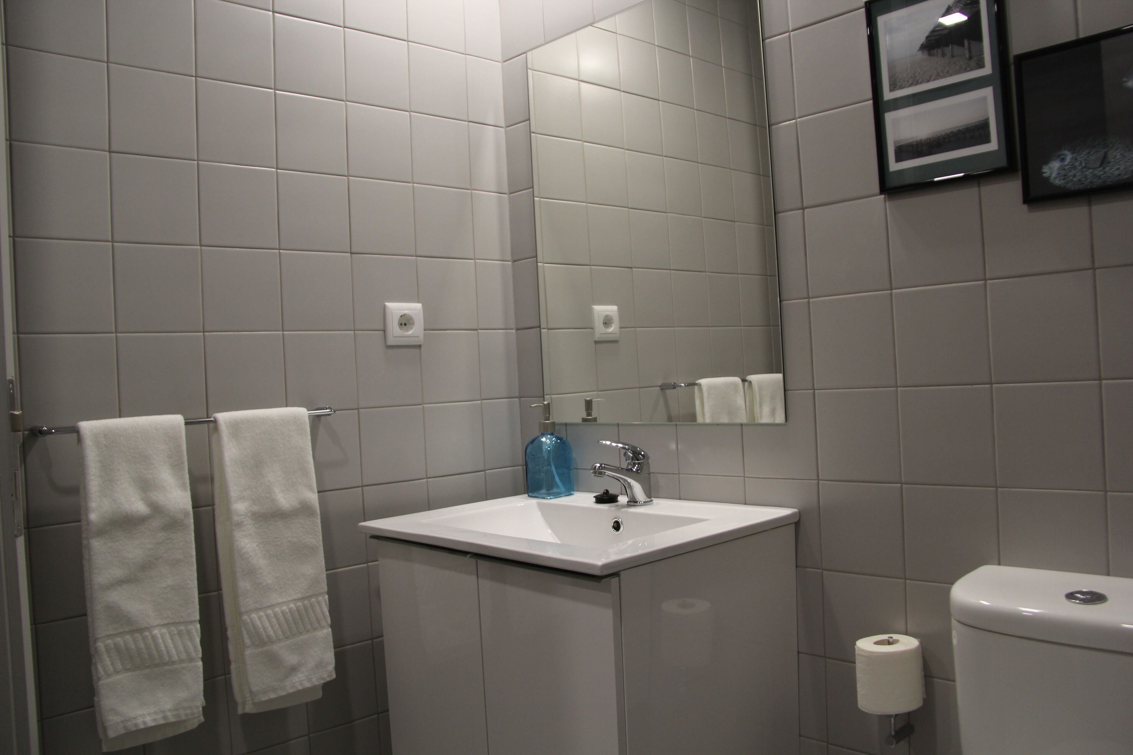 标准四人房 | 浴室 | 淋浴设施、毛巾