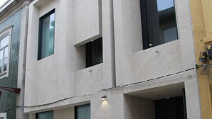 A modern building with a flat facade, large windows, and a sign reading "ALEHOP". - StayInn City - Póvoa de Varzim (Povoa De Varzim)