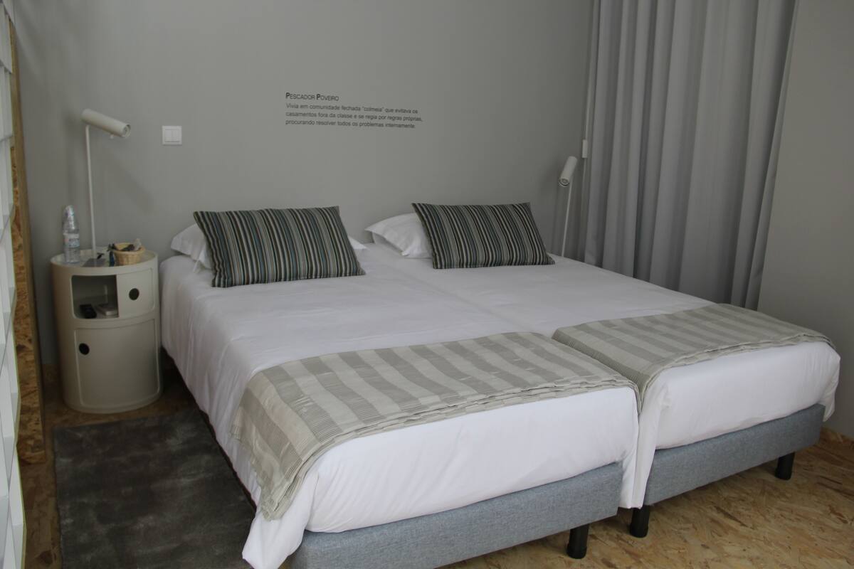 Habitación cuádruple estándar | Cortinas blackout, insonorización y tabla de planchar con plancha 