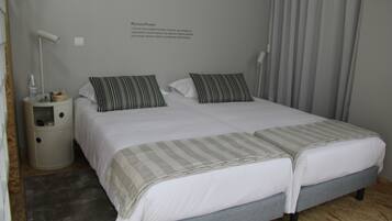 Standard Quadruple Room | Langsir/tirai gelap terus, kalis bunyi, seterika/papan seterika