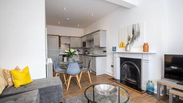 Deluxe Apartment | Living area | Flat-screen TV