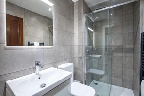 Deluxe Apartment | Bathroom | Free toiletries, hair dryer, towels - The Morton at 52 Old Elvet (Durham)