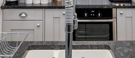Deluxe Apartment | Private kitchen | Fridge, microwave, oven, stovetop
