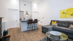 Leilighet – deluxe | Oppholdsområde | Flatskjerm-TV