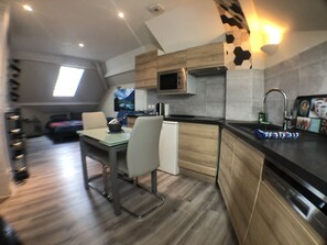 Kühlschrank, Mikrowelle, Herdplatte, Geschirrspüler