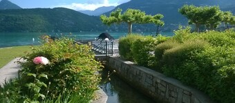 On the shore of Lake Annecy, Loft-style accommodation in a residence with private beach