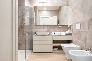 Dusche, Haartrockner, Bidet