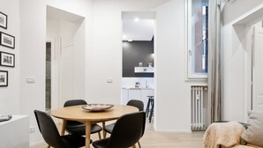 Un espacio de estar moderno con comedor, cocina y una zona de estar acogedora.