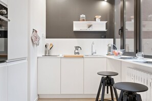 Ugn, spishäll, diskmaskin och vattenkokare