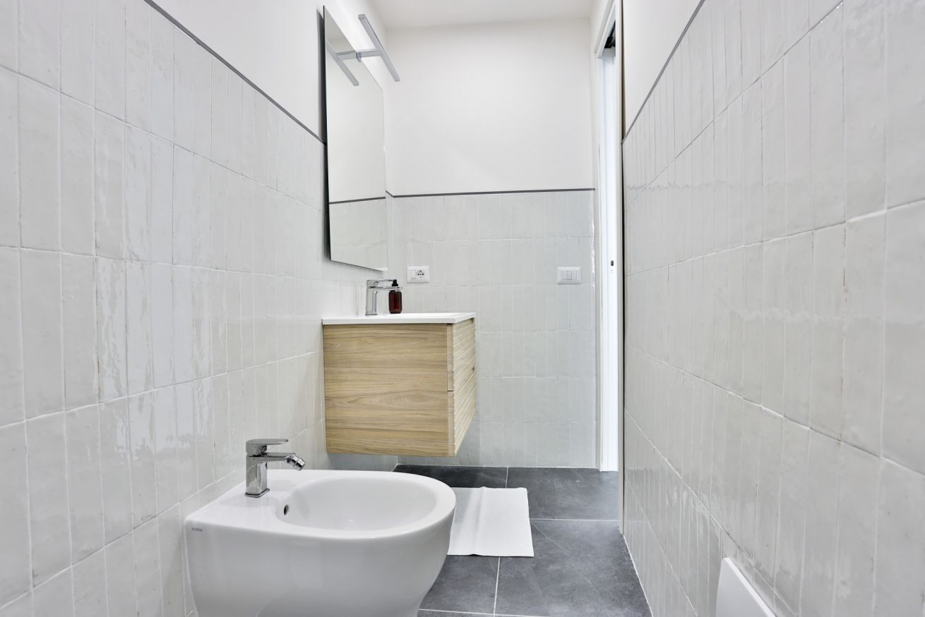 Douche, sèche-cheveux, serviettes fournies