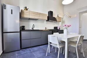 Microondas, horno, placa de cocina, tetera/pava eléctrica