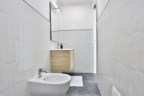 Een douche, een haardroger, handdoeken