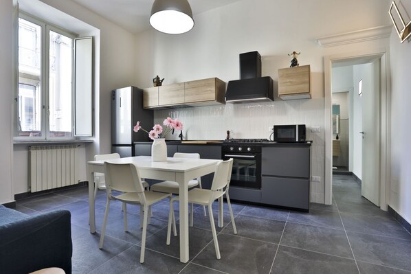 Microondas, horno, placa de cocina, tetera/pava eléctrica