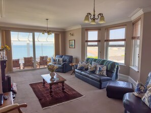 Smart TV, DVD player, table tennis, books - A Tranquil haven with panaromic views. (Borth)