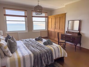 6 bedrooms, in-room safe, desk, iron/ironing board - A Tranquil haven with panaromic views. (Borth)