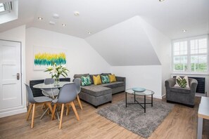 Deluxe Apartment | Living area