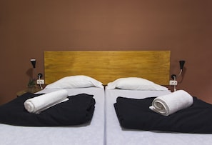 Double Room, Shared Bathroom | Soundproofing, free WiFi, bed sheets, wheelchair access - Break N Bed Hostel (Barcelona)