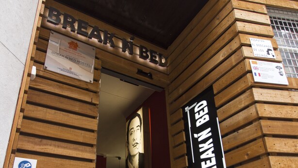 Front of property - Break N Bed Hostel (Barcelona)