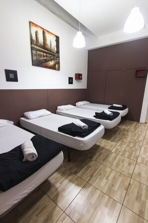 Habitación cuádruple Confort | Sistema de insonorización, wifi gratis, ropa de cama