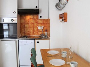 Kylskåp, ugn, spishäll och diskmaskin