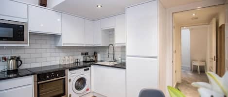 Deluxe Apartment | Dapur peribadi | Peti sejuk, ketuhar gelombang mikro, ketuhar, cerek elektrik