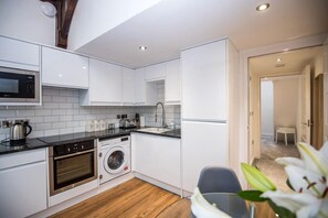 Deluxe Apartment | Private kitchen | Fridge, microwave, oven, electric kettle - The Tunstall at 52 Old Elvet (Durham)