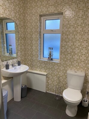 Maison familiale, 3 chambres | Salle de bain | Douche, serviettes fournies