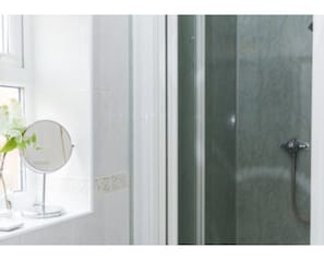 Kahden hengen standard-huone, kylpyhuone makuuhuoneen yhteydessä | Kylpyhuone