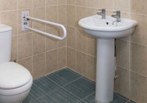 Suite, accessible aux personnes à mobilité réduite | Salle de bain | Serviettes fournies