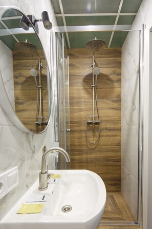 Standard Twin Room | Bathroom | Free toiletries, hair dryer, slippers, towels - Mezzanine White (Odesa)