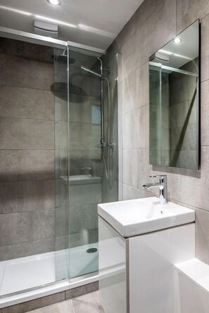 Deluxe Apartment | Bathroom | Free toiletries, hair dryer, towels, toilet paper