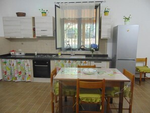 Fridge, oven, stovetop, coffee/tea maker
