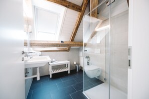 Standard Room | Bathroom | Shower, free toiletries, hair dryer, towels - Hotel-Restaurant La Croix d'Or (Ballaigues)