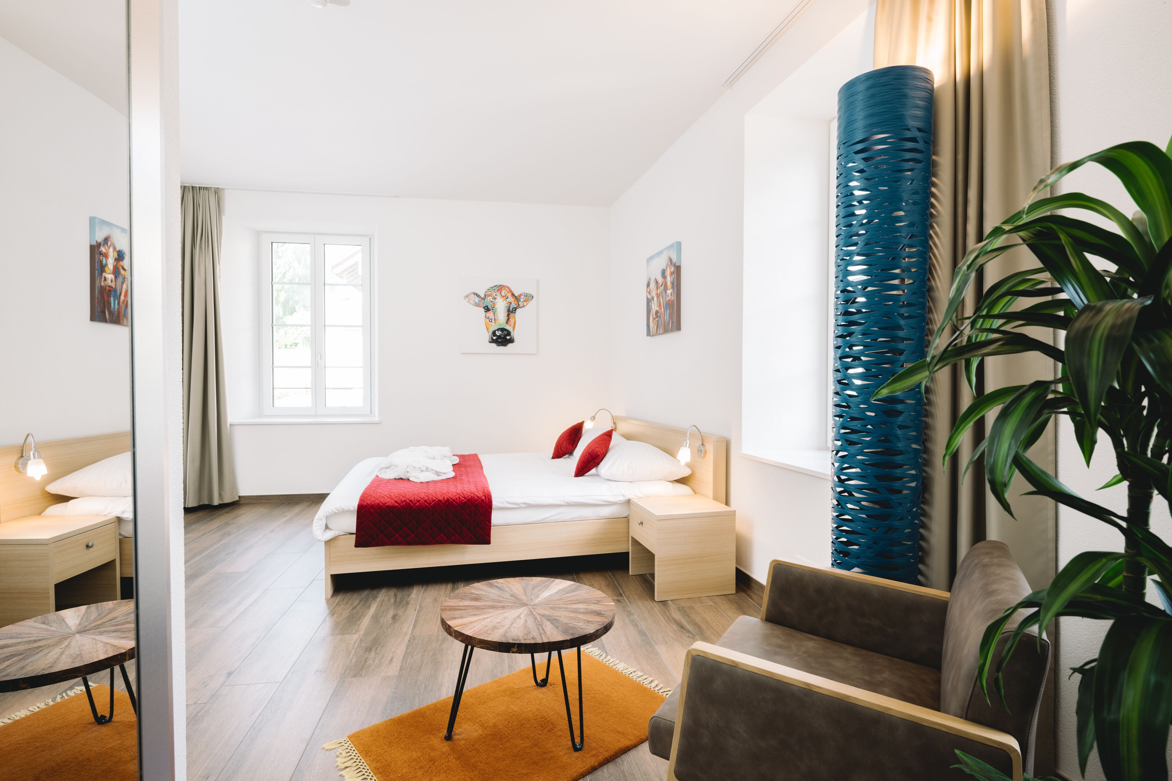Minibar, coffres-forts dans les chambres, bureau