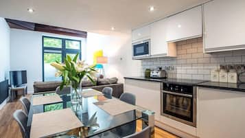 Deluxe Apartment | Private kitchen | Fridge, microwave, oven, dishwasher