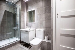 Deluxe Apartment | Bathroom | Free toiletries, hair dryer, towels, soap - The Wolsey at 52 Old Elvet (Durham)