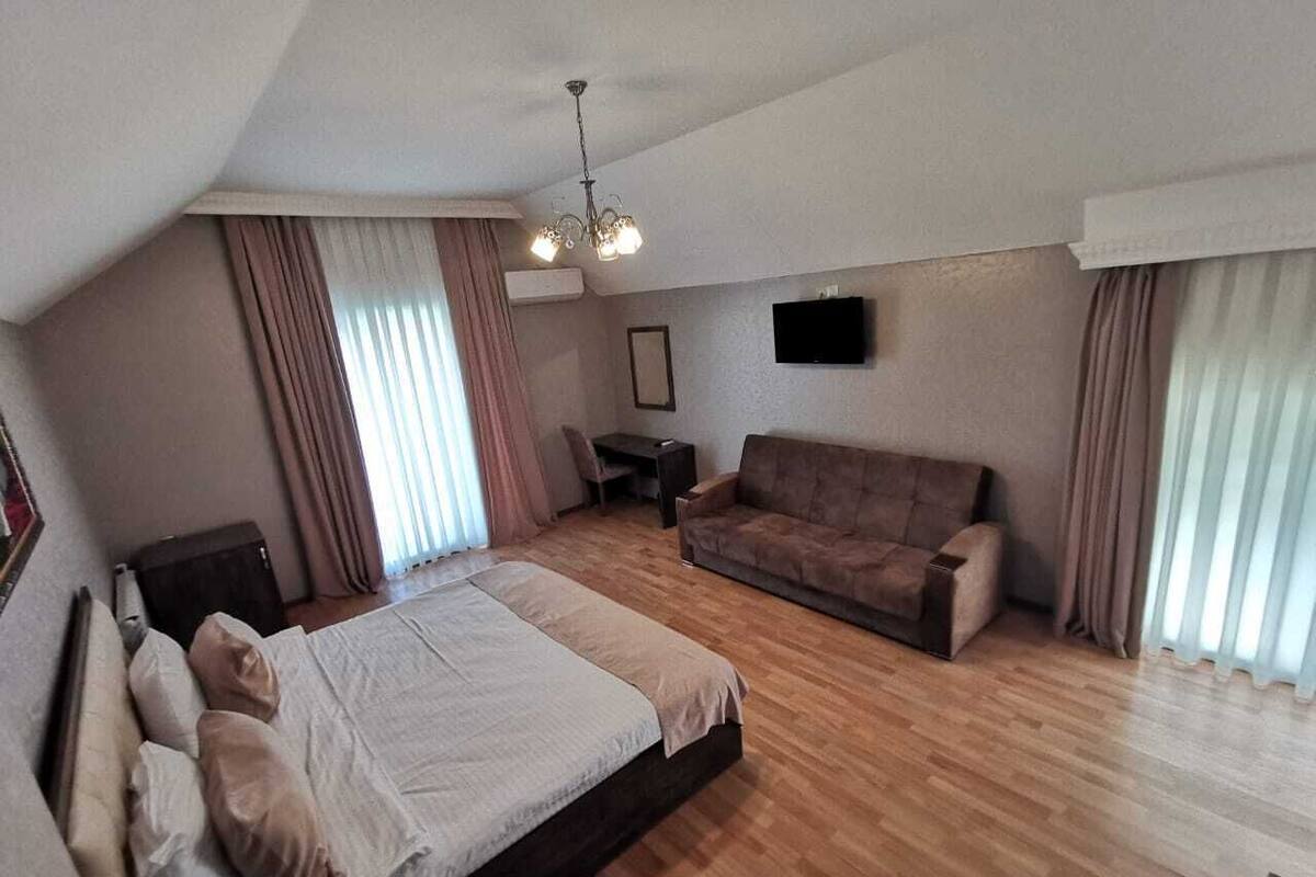 Habitación básica doble | Cortinas blackout, insonorización y tabla de planchar con plancha