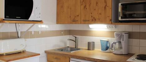 Kühlschrank, Mikrowelle, Ofen, Herdplatte