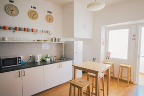 Shared kitchen - PTM DownTown - Hostel (Portimão)