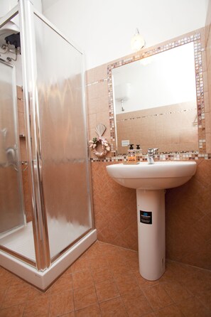Quarto triplo | Banheiro | Chuveiro, secador de cabelo, bidê, toalhas de banho