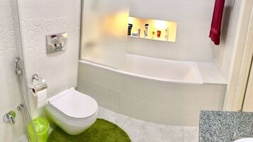 Combined shower/tub, bidet