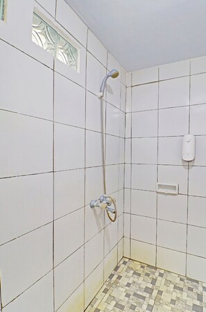 Standard-Doppelzimmer | Badezimmer | Dusche, Handtücher