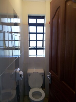 Appartement | Salle de bain | Douche, douche à « effet pluie », articles de toilette gratuits