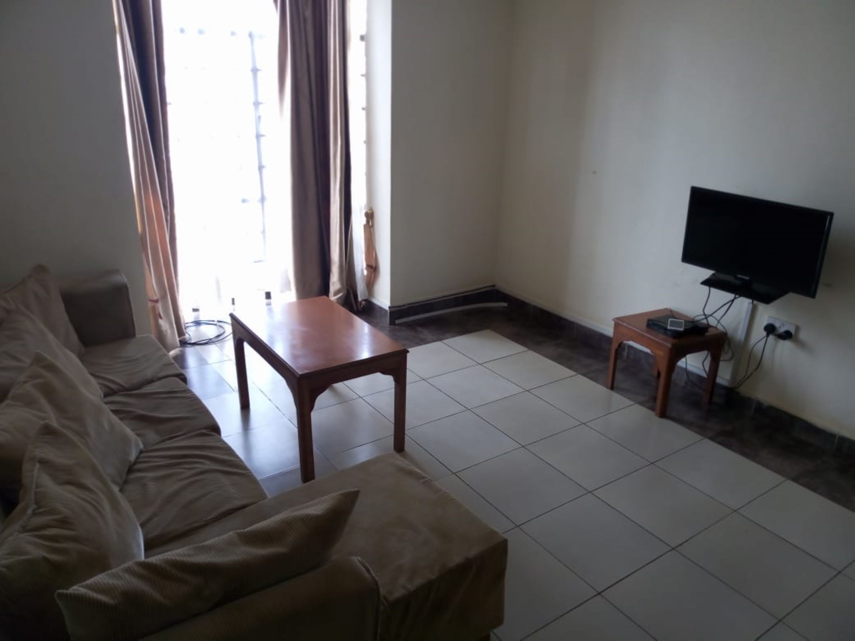 Leilighet | Oppholdsrom | En 32-tommers Flatskjerm-TV med digitale kanaler samt TV